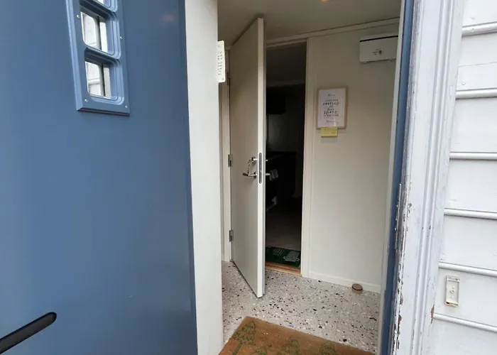 Entire Renovated From 1780 With Kitchen, Bath, Bedroom, And Living In Skuteviken Apartament *