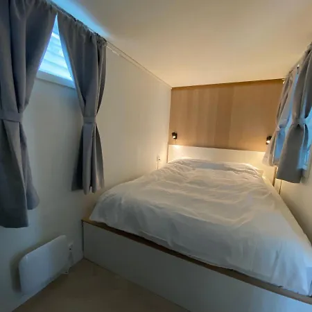 Entire Renovated From 1780 With Kitchen, Bath, Bedroom, And Living In Skuteviken Appartement *