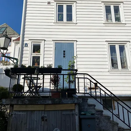 Apartament Entire Renovated From 1780 With Kitchen, Bath, Bedroom, And Living In Skuteviken Bergen