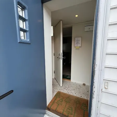 Entire Renovated From 1780 With Kitchen, Bath, Bedroom, And Living In Skuteviken Appartement *