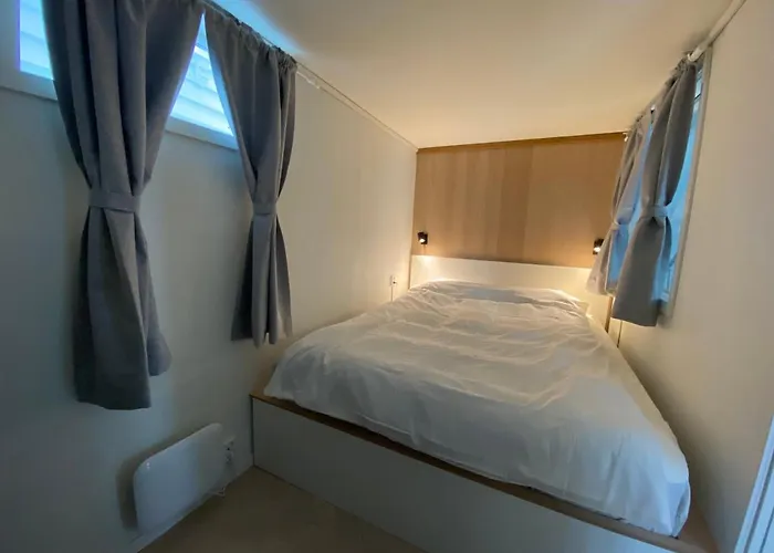 Entire Renovated From 1780 With Kitchen, Bath, Bedroom, And Living In Skuteviken Apartman *