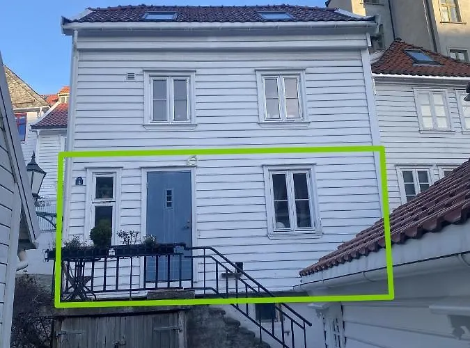 Apartamento Entire Renovated From 1780 With Kitchen, Bath, Bedroom, And Living In Skuteviken *