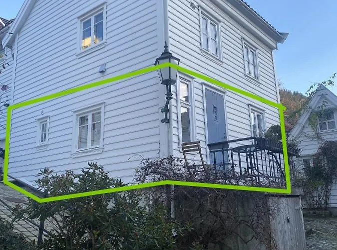 Apartamento Entire Renovated From 1780 With Kitchen, Bath, Bedroom, And Living In Skuteviken *